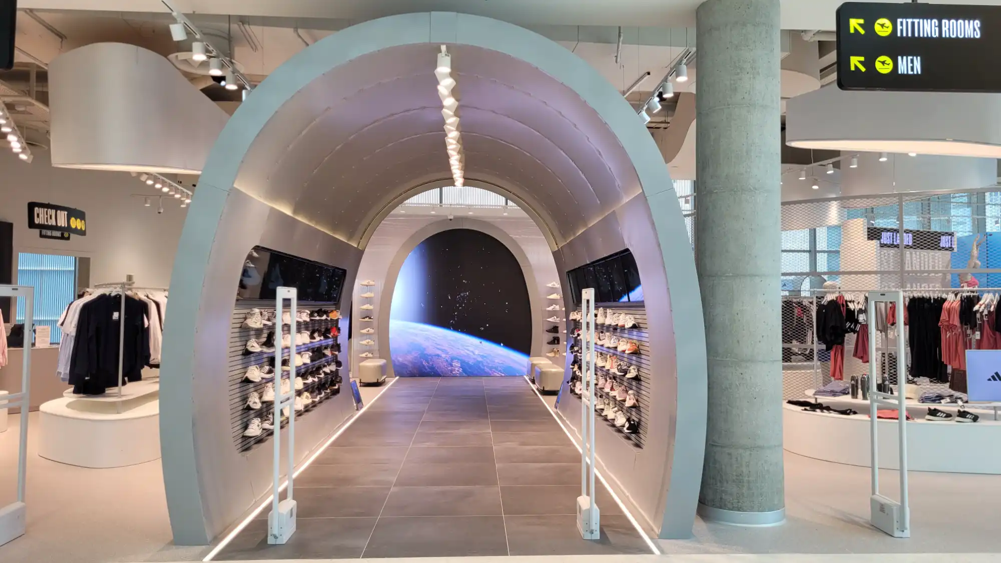 טרמינל איקס ספייס עזריאלי שרונה חנות קונספט