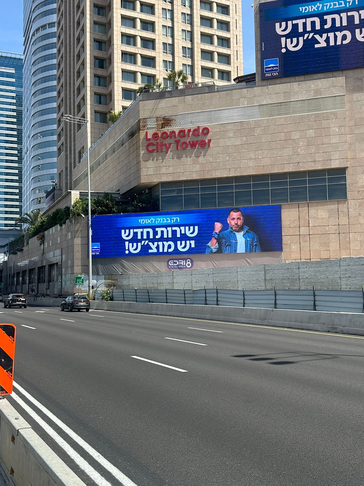 מסך לדים OUTDOOR מתוצרת LEYARD מותקן על שרתון סיטי-טאוור